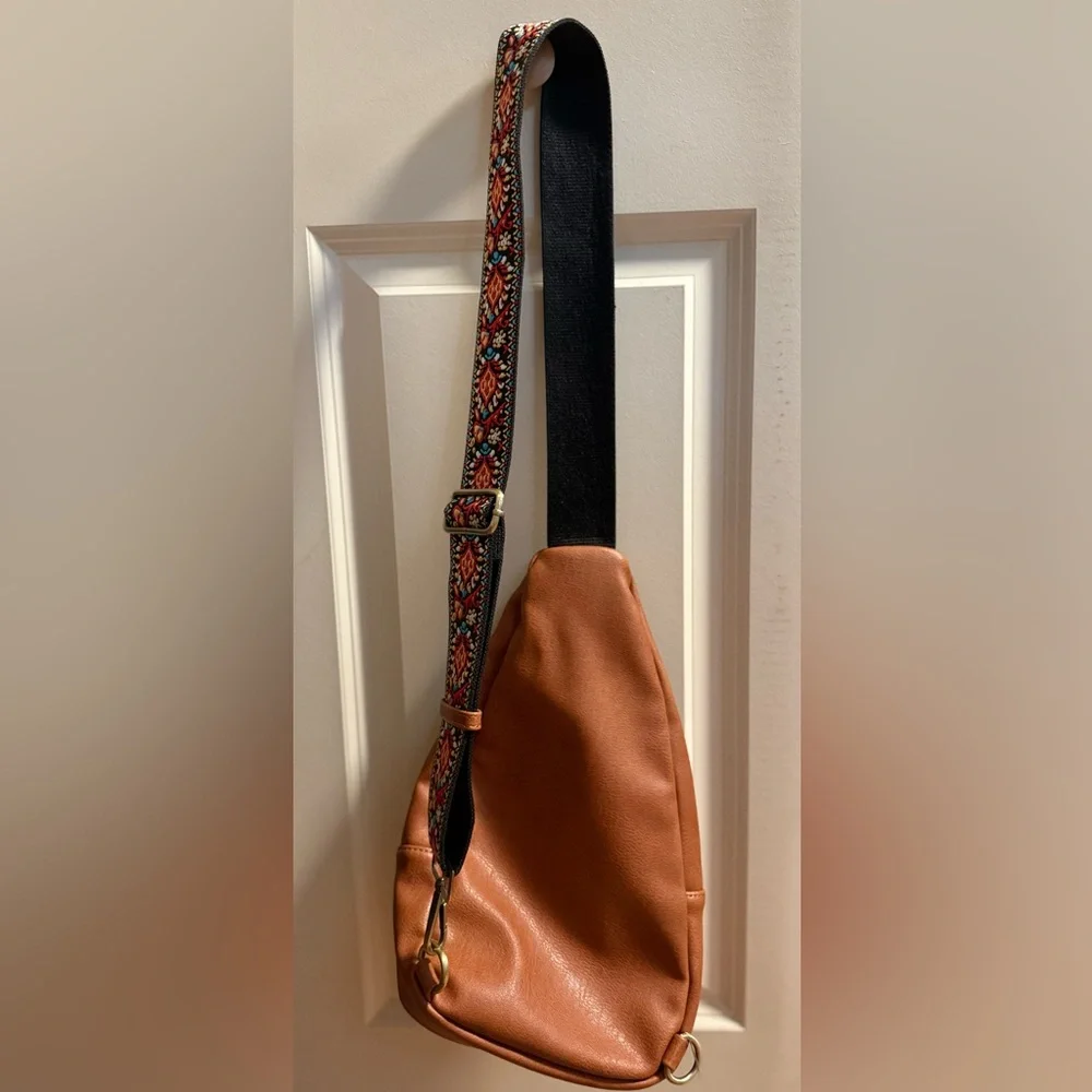 Antik Kraft Strap Sling Bag - Picture 4 of 9